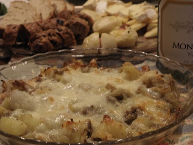 ジャガイモ、玉ねぎ、ハーブスパイス類のチーズ焼き
