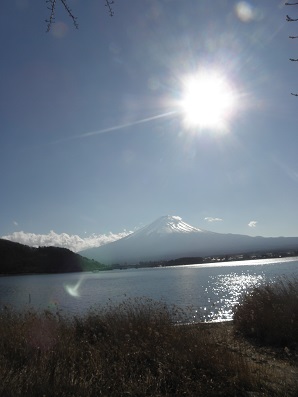 太陽に輝く富士山と湖